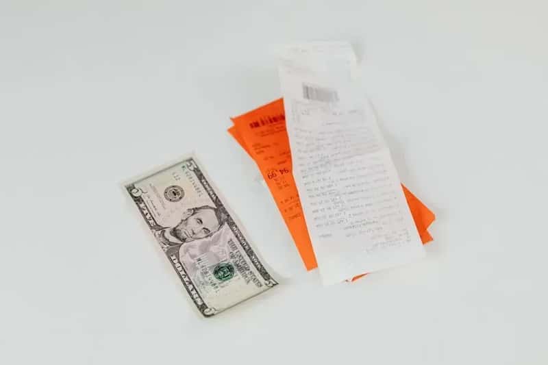 2. Ignoring the Gratuity Charges Until the Final Bill (Image Credits: Pexels)