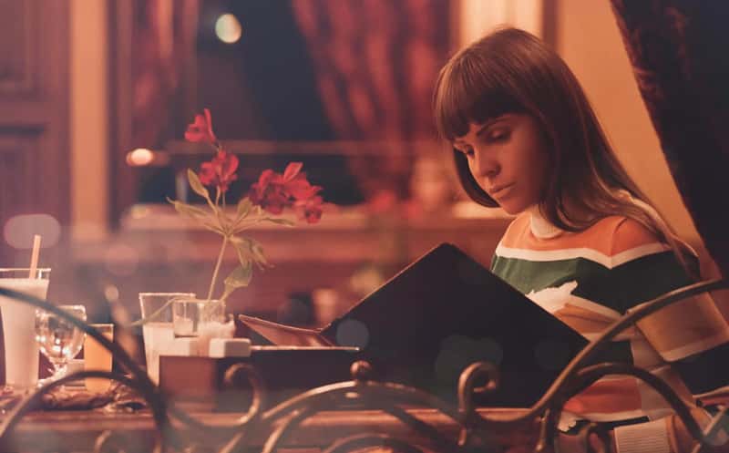 1. The Corner Table Protocol (Image Credits: Pexels)