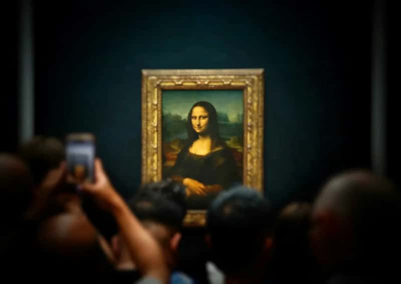 Seeing the Mona Lisa Behind Glass (Image Credits: Unsplash)
