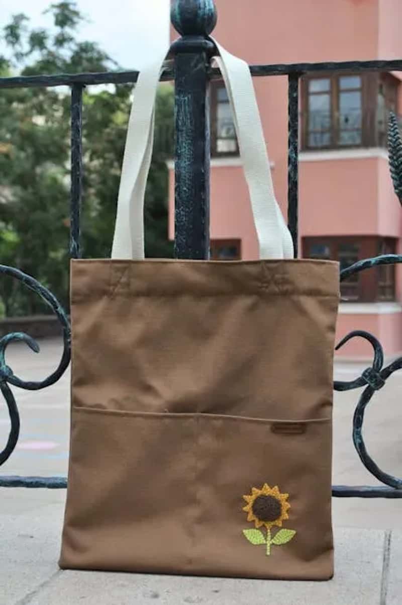 #5 - A Collapsible Day Bag or Packable Tote (Image Credits: Pexels)