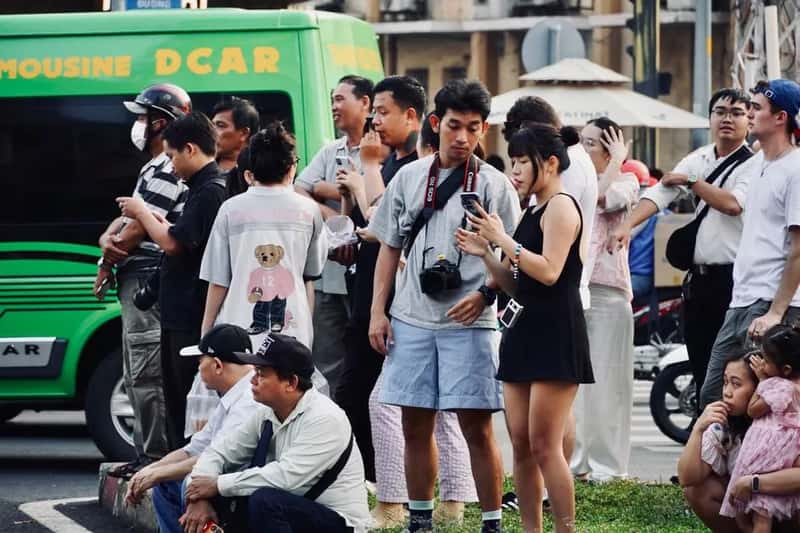 Staring at your phone in crowded plazas and stations (Image Credits: Pexels)