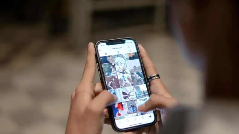 5. Ignoring Staff at Check-In and Being Glued to Your Phone (Image Credits: Unsplash)