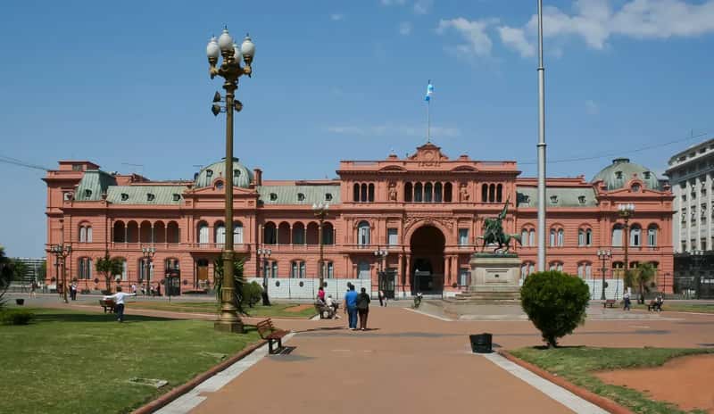 2. Argentina - The Peso Crisis Traveler's Dream (Image Credits: By Diego Delso, CC BY-SA 3.0, https://commons.wikimedia.org/w/index.php?curid=17688409)