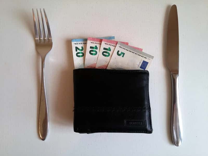 1. Tipping Like the Bill Is Still in Dollars (Image Credits: Pixabay)