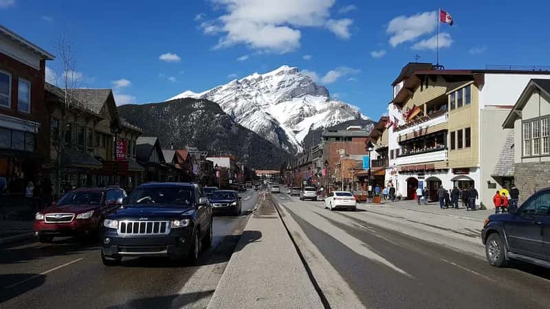 1. Banff, Alberta: When Canada's Crown Jewel Fills Past Capacity (Wilson Hui, Flickr, CC BY 2.0)