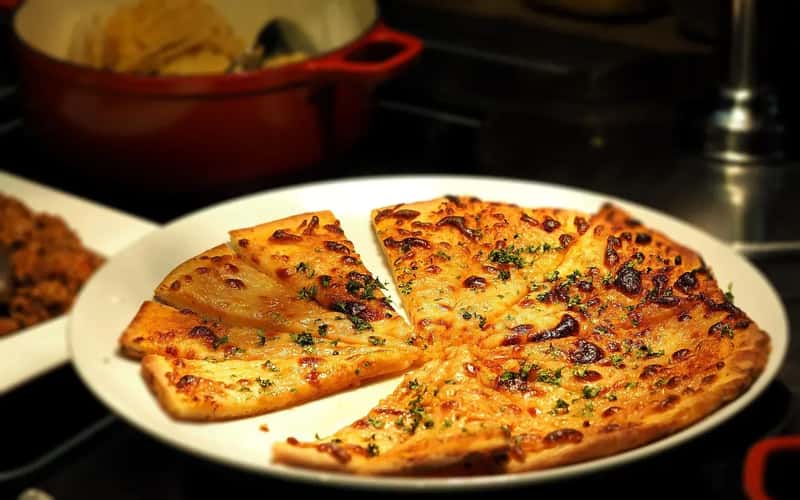 #13 - Buffet Pizza That's Been Sitting Under the Heat Lamps (Image Credits: Pixabay)