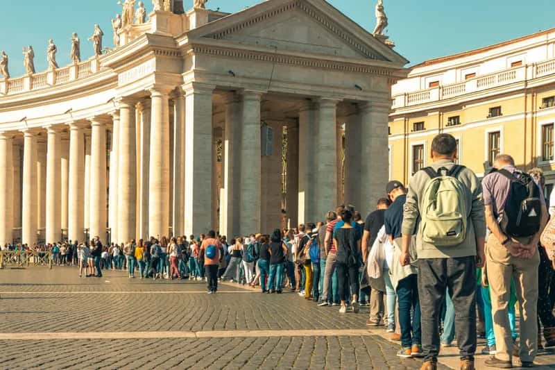 6. Blocking landmarks for extended photo sessions (Image Credits: Pexels)