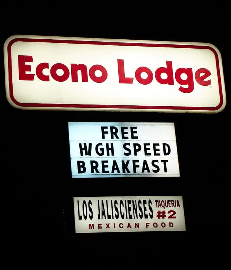 Econo Lodge (TheMuuj, Flickr, CC BY-SA 2.0)