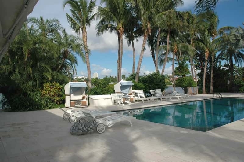 The poolside cabana rental (By Palm Beach Police Department, Public domain)
