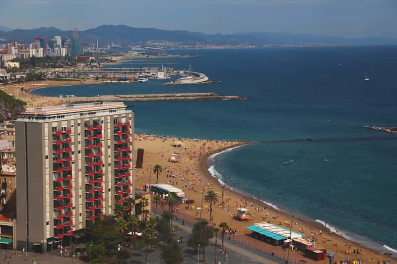 Spain: structure, sunshine, and two distinct paths depending on how you earn (Image Credits: Unsplash)