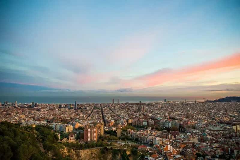 Barcelona: Where Water Pistols Became Weapons of Protest (Image Credits: Rawpixel)