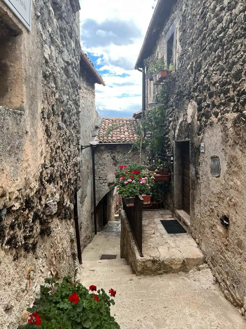 Santo Stefano di Sessanio, Abruzzo (Image Credits: Unsplash)