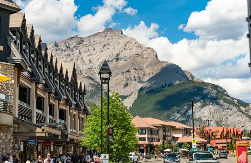 Banff, Alberta (Image Credits: Pexels)