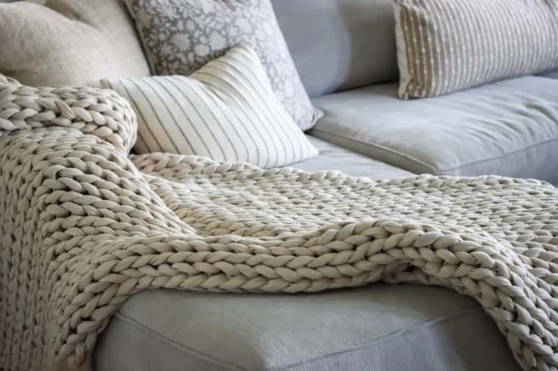 #25 - The Throw Blanket That Looks Actually Used (Image Credits: Unsplash)