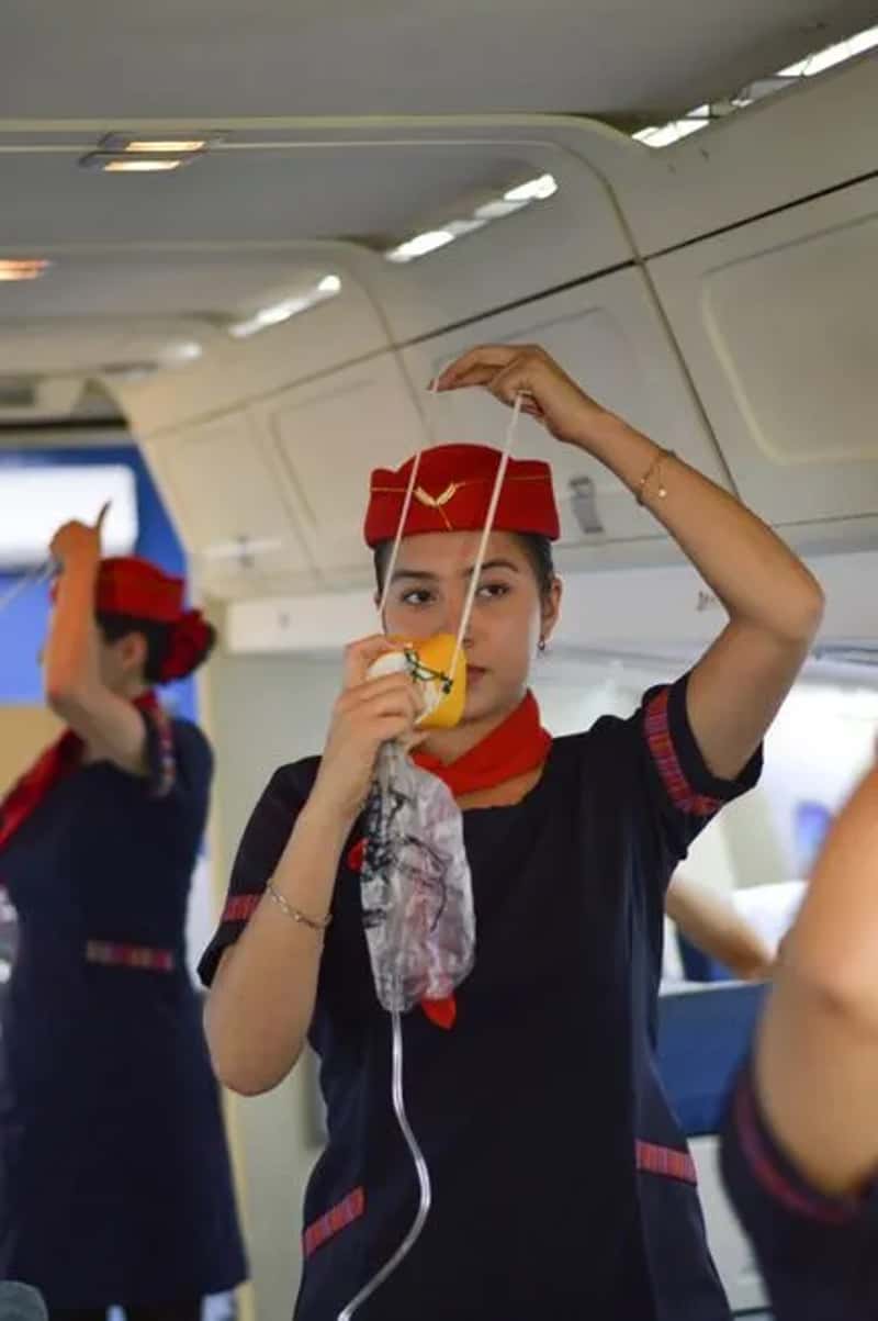 1. Oxygen masks don't last nearly as long as passengers assume (Image Credits: Pexels)