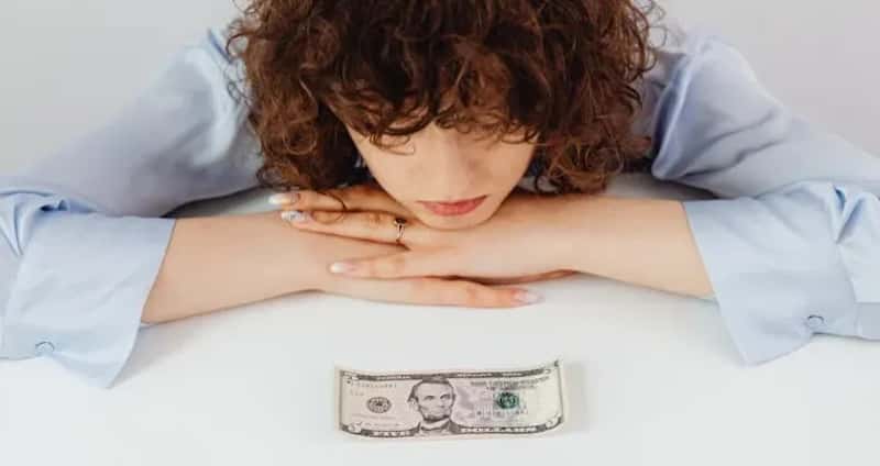 5. Guilt About Spending Can Be Surprisingly Powerful (Image Credits: Pexels)