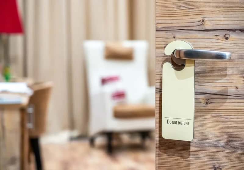 9. Persistent "Do Not Disturb" signs paired with refusal of housekeeping (Image Credits: Pexels)