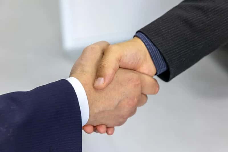 Use your right hand (Image Credits: Pexels)