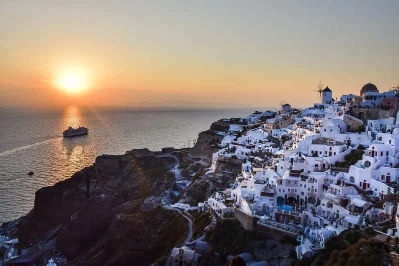 4. Santorini, Greece (Image Credits: Pexels)