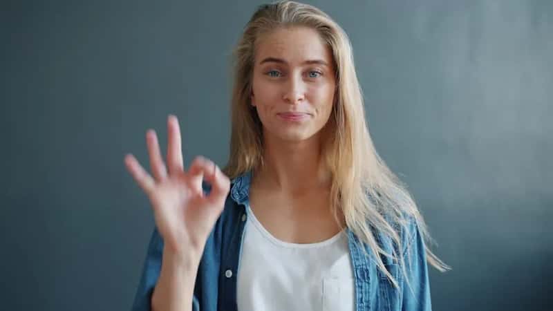2. Your Body Language in the First 3 Seconds (Image Credits: Pexels)