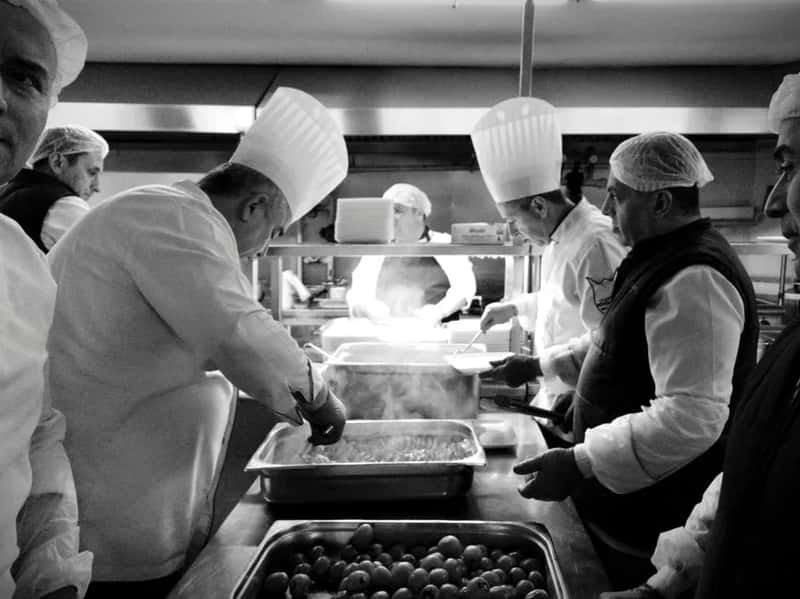 3. Choosing What to Say in the Pre-Service Briefing (Image Credits: Pexels)