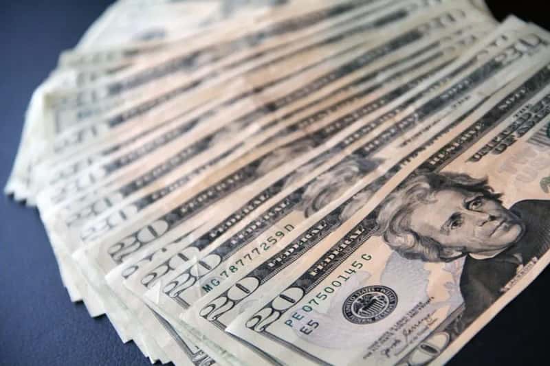 6. Large amounts of cash (Image Credits: Pexels)