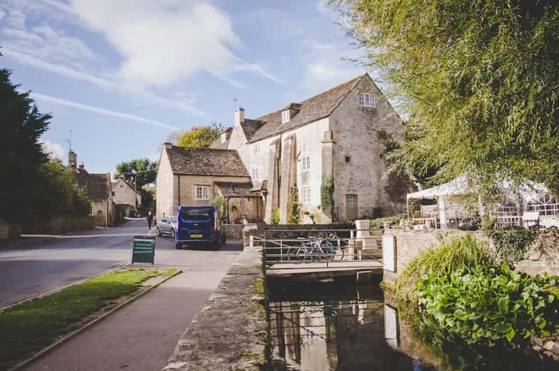 Bibury, England (Image Credits: Unsplash)