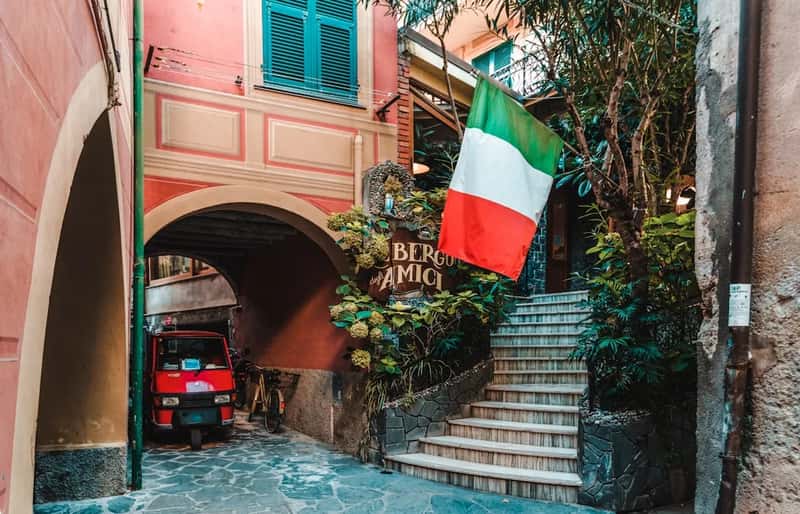 Ancestry Routes: Italy, Ireland, and the Rush to Claim Old Bloodlines (Image Credits: Unsplash)