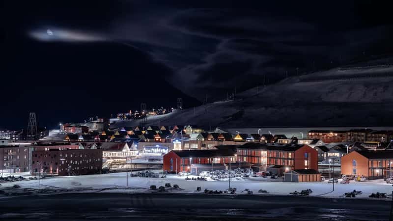 Longyearbyen, the town living the endless day (Image Credits: Unsplash)