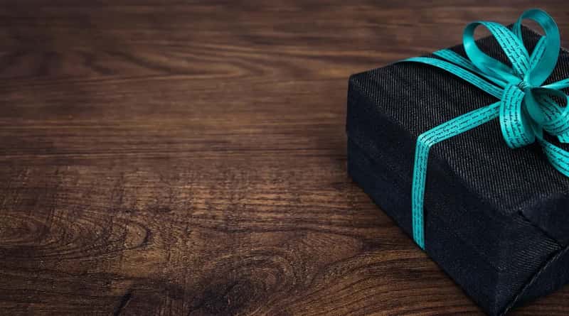#11 - Wrap Gifts After You Land, Not Before You Fly (Image Credits: Pixabay)
