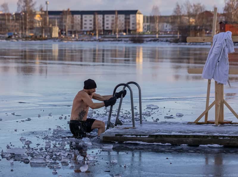 17. Cold water plunges and ice bath wellness trends (Image Credits: Pexels)