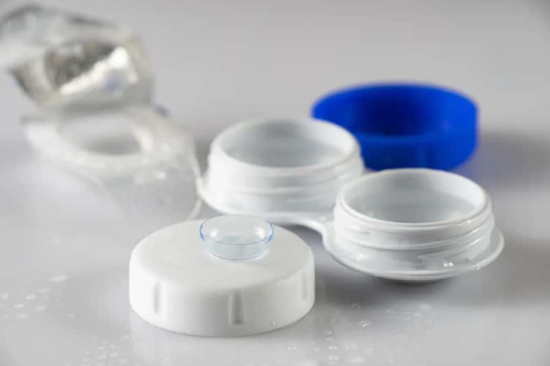 #4 - Wearing Contact Lenses for the Entire Flight (Image Credits: Pixabay)