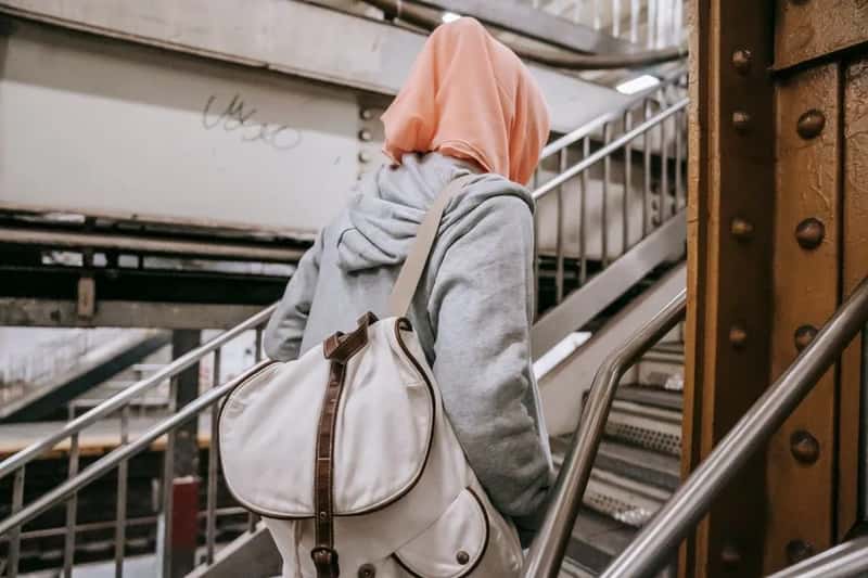 1. The distraction pickpocket routine on public transit (Image Credits: Pexels)