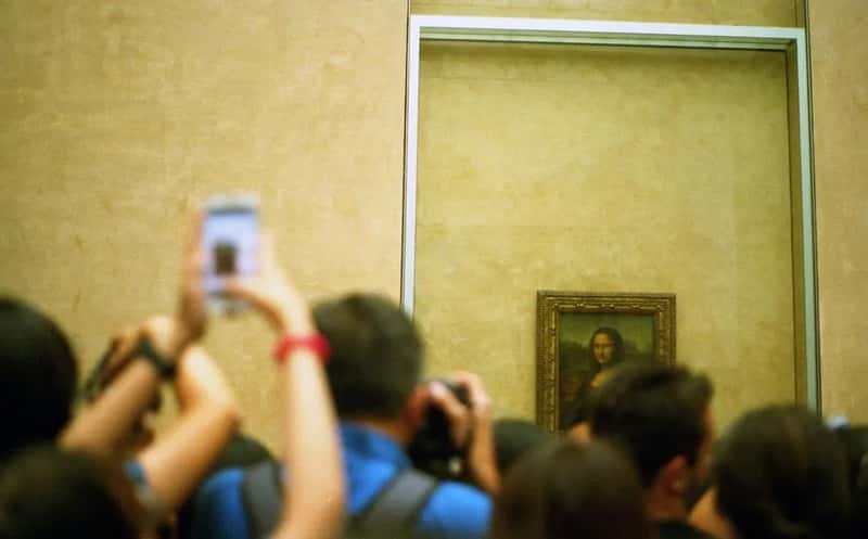 The Mona Lisa's room at the Louvre, Paris (Image Credits: Pexels)
