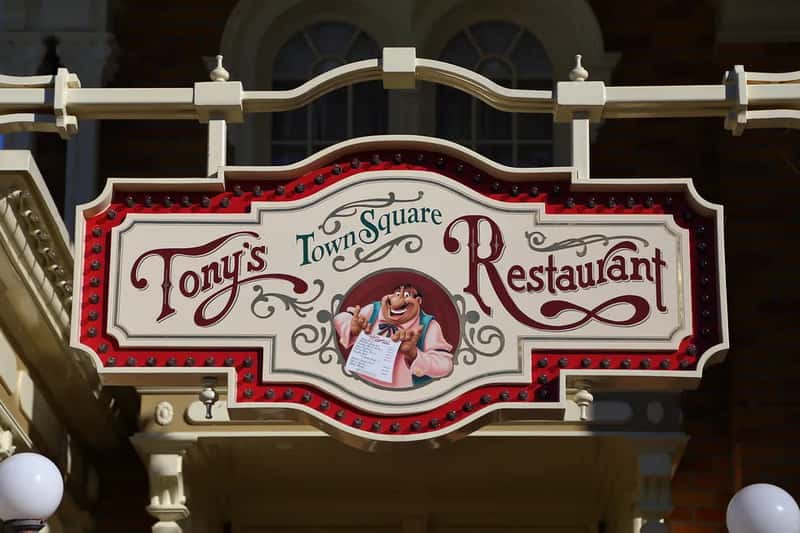 Spotting Lady and the Tramp at Tony's Town Square (lhbrizzante, Flickr, CC BY-SA 2.0)