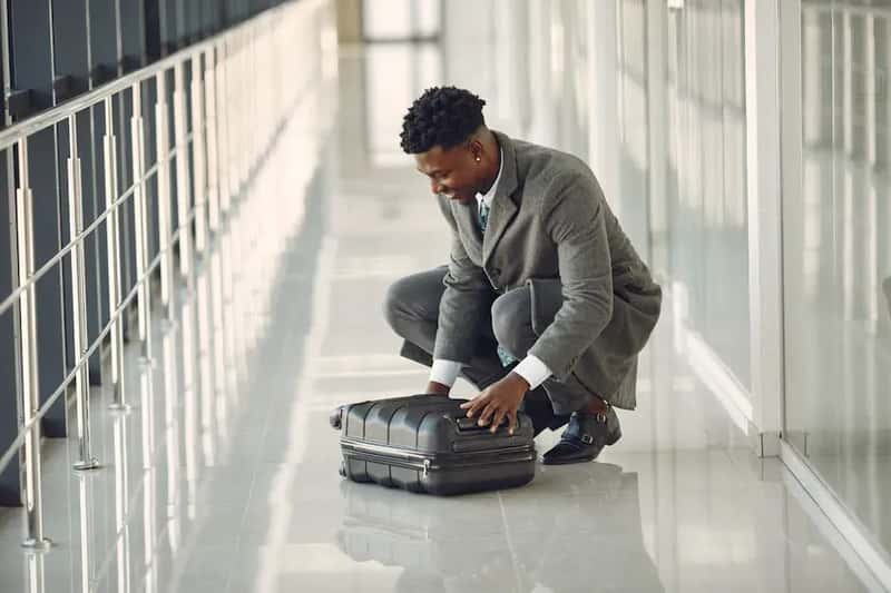 5. Blocking the Aisle or Corridor with Your Luggage (Image Credits: Pexels)