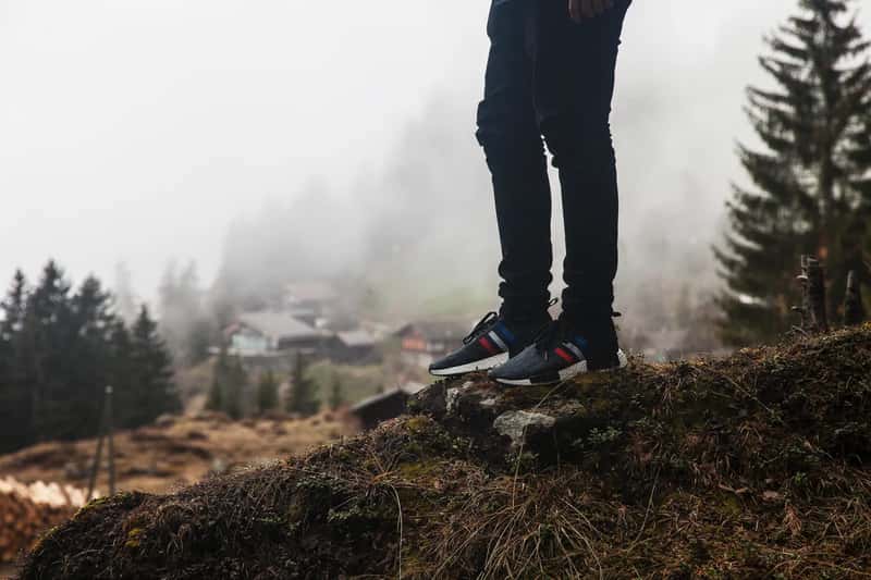 8. Wearing gym clothes and sneakers almost everywhere (By Justin Main photified, CC0)