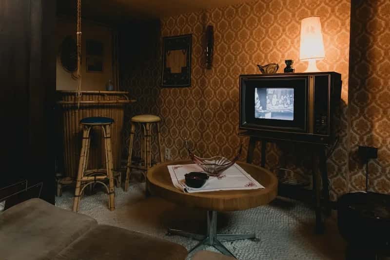 #4 - The Wet Bar Built Right Into the Living Room (Image Credits: Unsplash)