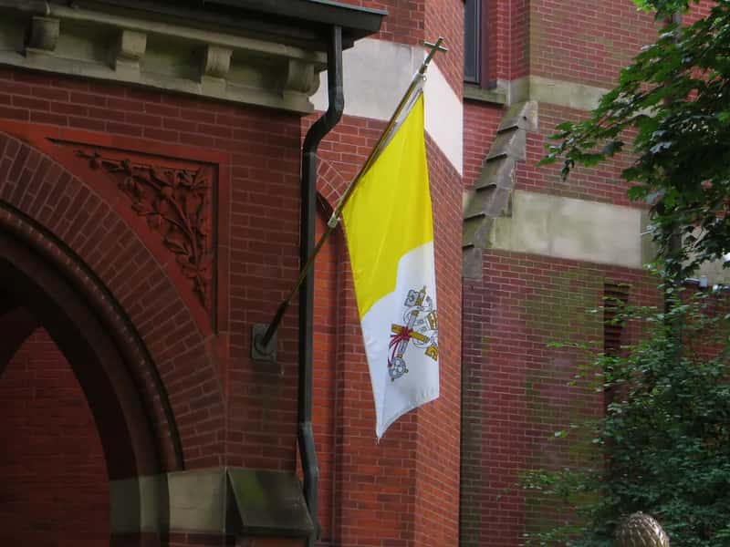 The Vatican's square flag and why it's different (Ken Lund, Flickr, CC BY-SA 2.0)
