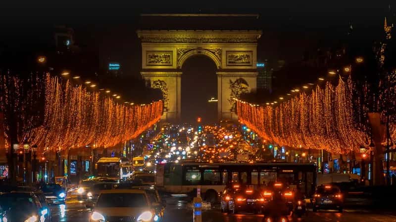 Christmas lights arrive before the crowds do (Image Credits: Pexels)