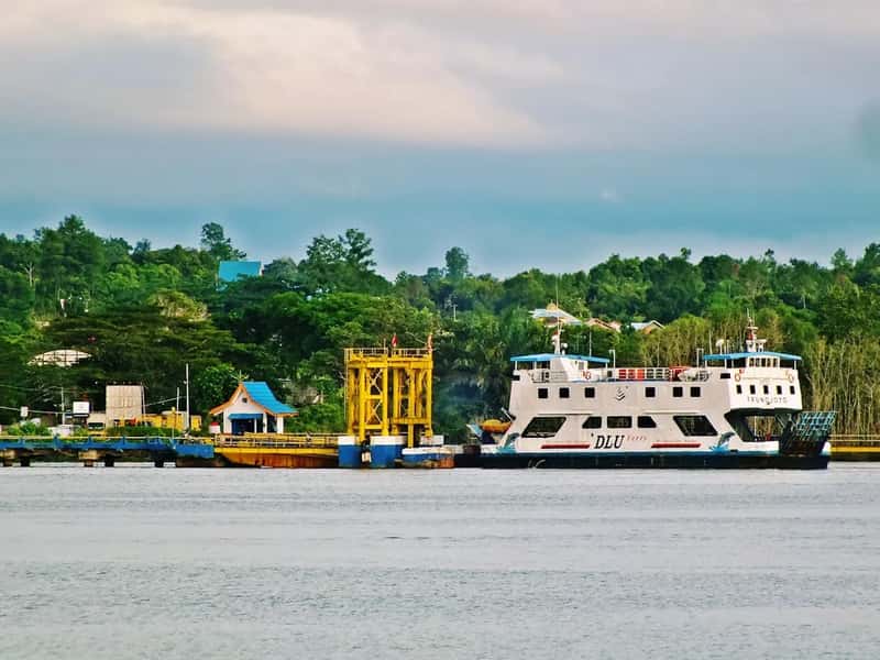 Indonesia: island hopping by necessity (Image Credits: Unsplash)