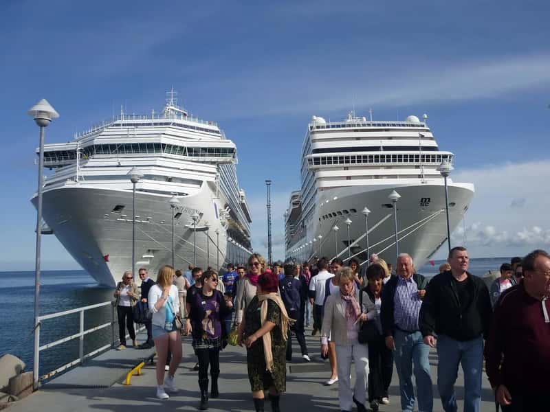 Crowds Don't Stay Ashore (Image Credits: Pixabay)