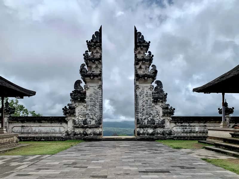 Bali's Gates of Heaven: Hours for One Photo (Image Credits: Wikimedia)