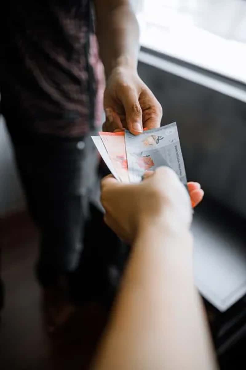 4. Trying to pay for everything with a card in cash-preferred spots (Image Credits: Pexels)