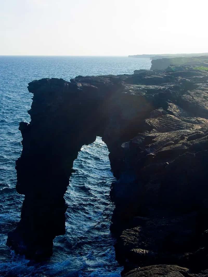 How a Lava Flow Became a Sea Arch (Les_Williams, Flickr, CC BY-SA 2.0)