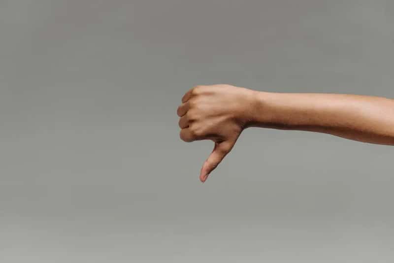 9. Waiting Until a Negative Review to Communicate Dissatisfaction (Image Credits: Pexels)