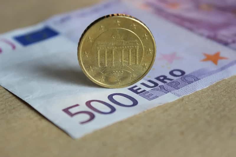#2 - Never Carry Loose Change and Cash Through the Scanner (Image Credits: Pixabay)