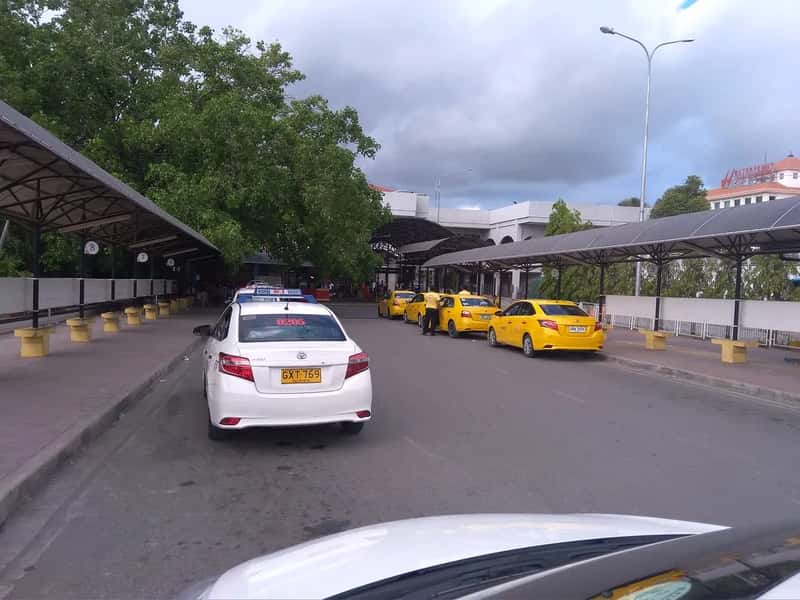 2. Airport Taxis and Rideshares (Cebu food droid, Flickr, CC BY 2.0)