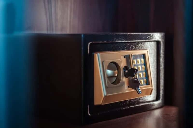 8. Leaving Valuables in Plain Sight or Skipping the In-Room Safe (Image Credits: Pexels)