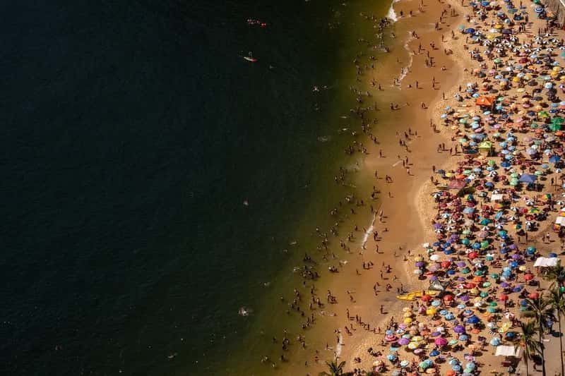 8. Crowds Have Turned Beaches Into Parking Lots (Image Credits: Pixabay)